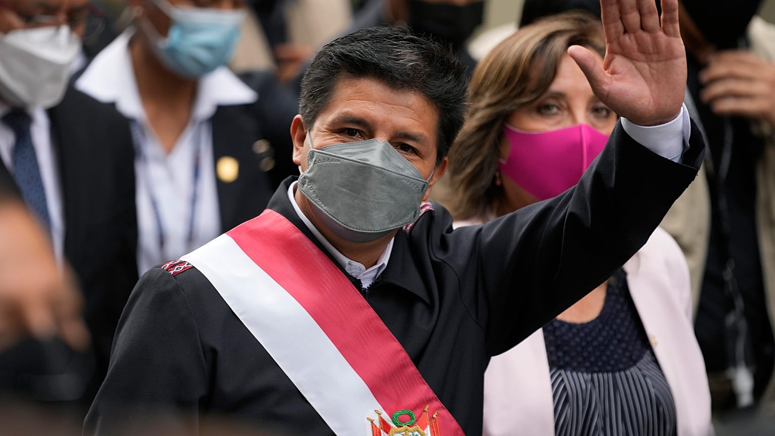 Pedro Castillo, saluda mientras camina hacia el Congreso donde los legisladores votaron a favor de un juicio político en su contra,  Lima, Perú, el  15 de marzo de 2022.