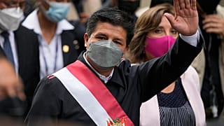Pedro Castillo, saluda mientras camina hacia el Congreso donde los legisladores votaron a favor de un juicio político en su contra, Lima, Perú, el 15 de marzo de 2022.