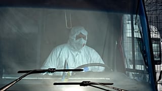 Condutor protegido contra a Covid-19 em Kharkiv antes da invasão russa
