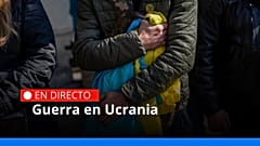 Un grupo de personas asiste al funeral de cuatro militares ucranianos que murieron durante un ataque aéreo en una base militar de Yavoriv