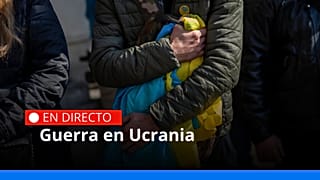 Un grupo de personas asiste al funeral de cuatro militares ucranianos que murieron durante un ataque aéreo en una base militar de Yavoriv