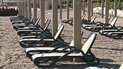 Пустые шезлонги на пляже в Турции