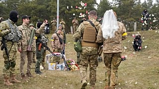 Lesia Ivashchenko und Valerii Fylymonov während ihrer Hochzeitszeremonie an einem Kontrollpunkt in Kiew. Sonntag, 6. März 2022