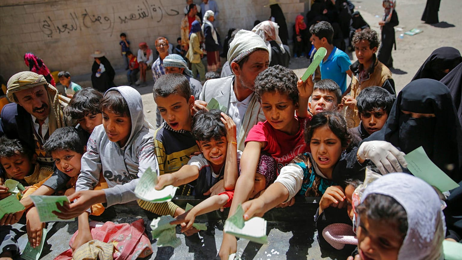 صورة من الارشيف- يمنيون يقدمون وثائق للحصول على حصص غذائية مقدمة من جمعية خيرية محلية، في صنعاء، اليمن.