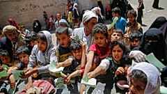 صورة من الارشيف- يمنيون يقدمون وثائق للحصول على حصص غذائية مقدمة من جمعية خيرية محلية، في صنعاء، اليمن.