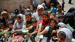 صورة من الارشيف- يمنيون يقدمون وثائق للحصول على حصص غذائية مقدمة من جمعية خيرية محلية، في صنعاء، اليمن.