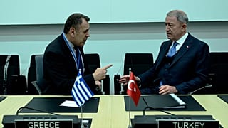 Ο Έλληνας υπουργός Άμυνας με τον Τούρκο ομόλογό του στη Σύνοδο του ΝΑΤΟ