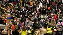 Menekültek érkeznek a berlini pályaudvarra