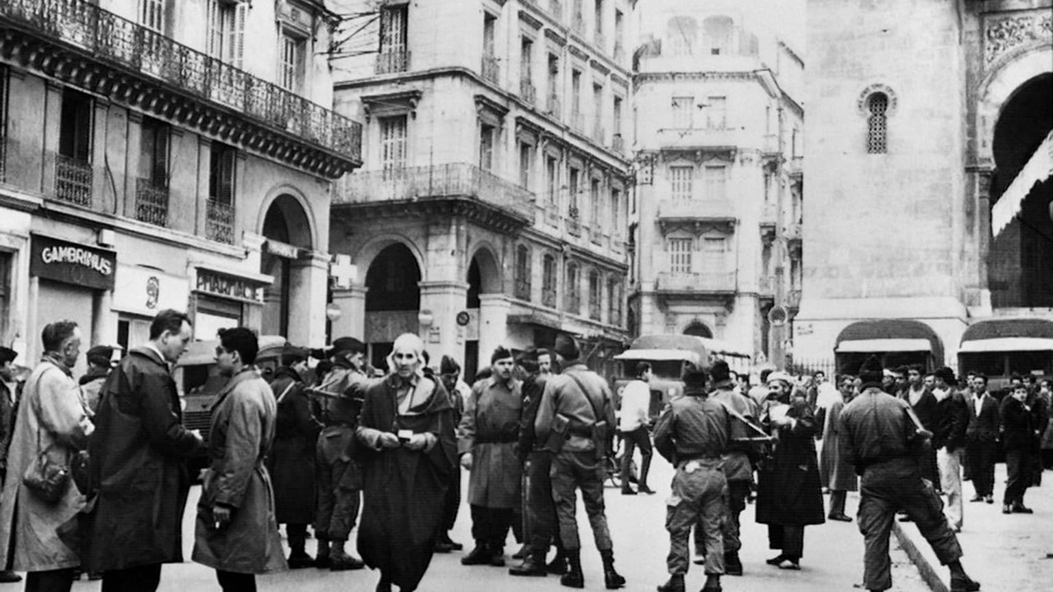 صورة من الارشيف- جنود فرنسيون عند نقطة تفتيش في 12 ديسمبر 1960 في الجزائر العاصمة