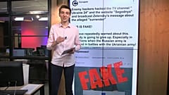 Matthew Holroyd präsentiert "The Cube" zum Thema Deepfake-News im Ukraine-Krieg