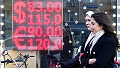  شاشة مكتب صرف عملات تعرض أسعار صرف الدولار الأمريكي واليورو إلى الروبل الروسي وسط موسكو، روسيا، 28 فبراير 2022.