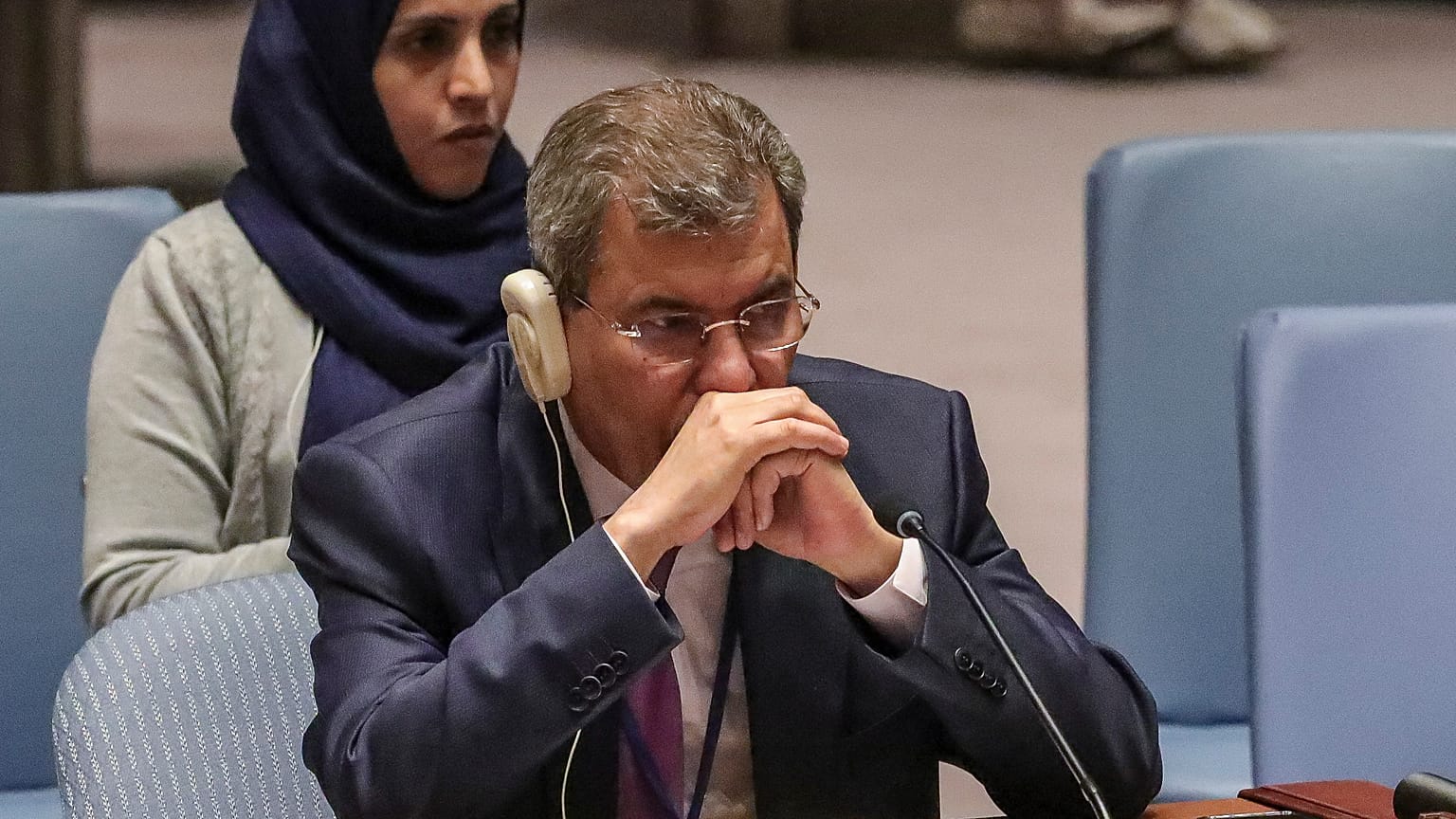 سفير اليمن لدى الأمم المتحدة عبد الله علي فاضل السعدي يستمع خلال مناقشة في مجلس الأمن التابع للأمم المتحدة