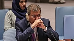 سفير اليمن لدى الأمم المتحدة عبد الله علي فاضل السعدي يستمع خلال مناقشة في مجلس الأمن التابع للأمم المتحدة