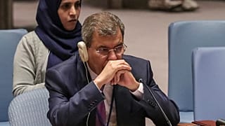 سفير اليمن لدى الأمم المتحدة عبد الله علي فاضل السعدي يستمع خلال مناقشة في مجلس الأمن التابع للأمم المتحدة