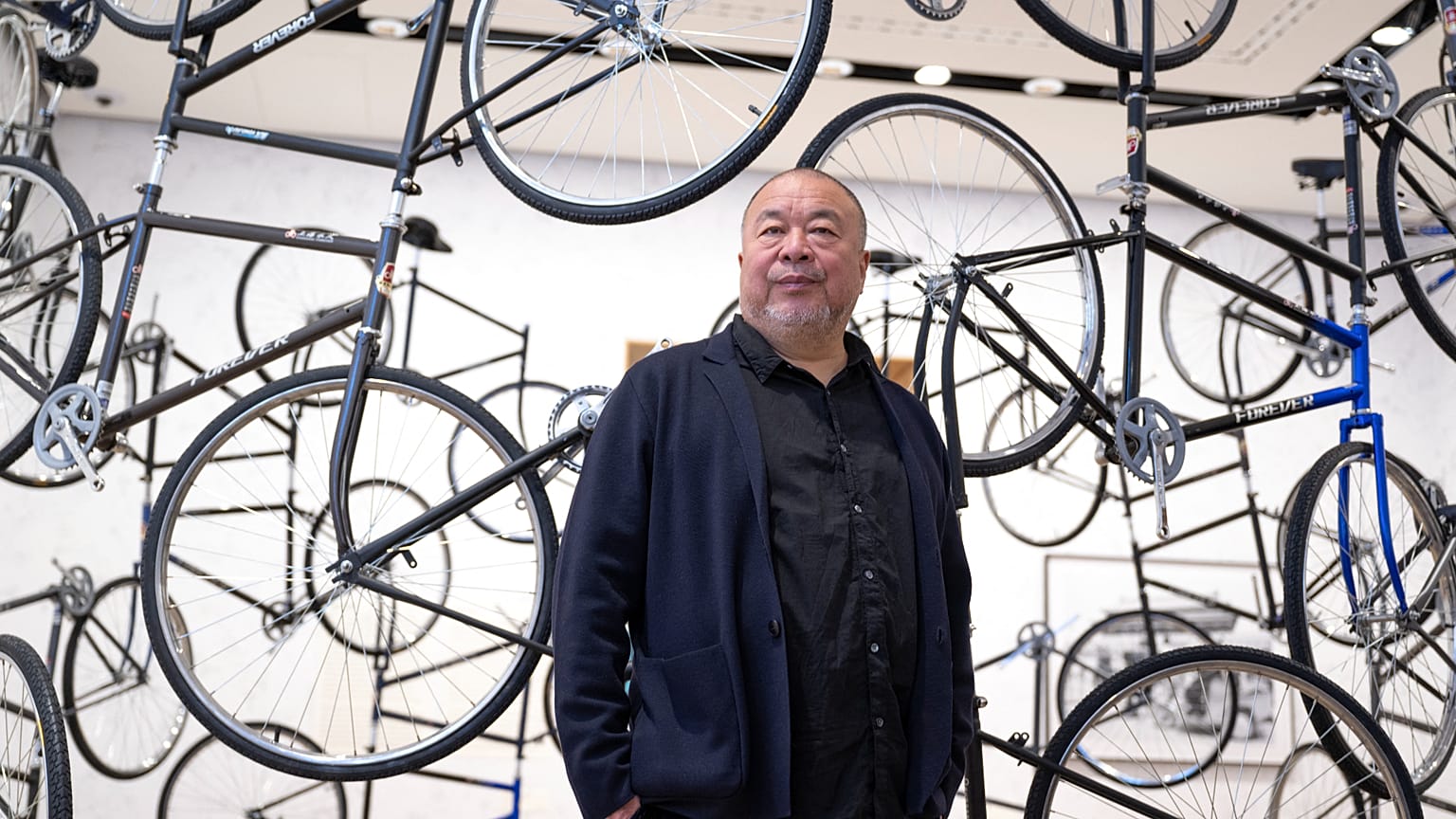 L'artiste chinois Ai Weiwei lors de l'ouverture de son exposition "à la recherche de l'humanité" au musée Albertina de Vienne, en Autriche, le 15 mars 2022.