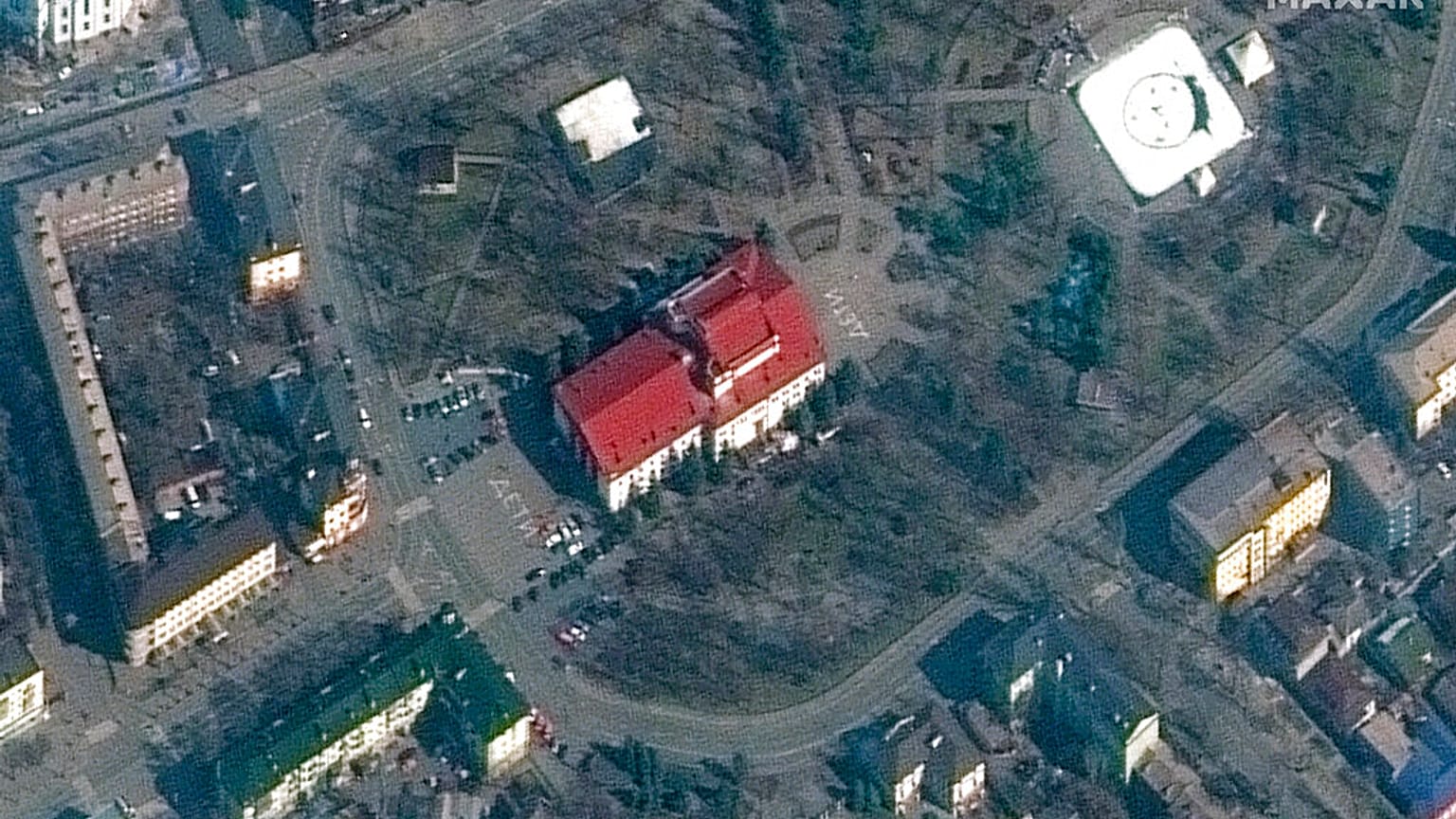La scritta "bambini" davanti e dietro il Mariupol Drama Theater, colpito dai bombardamenti