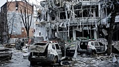 vehículos dañados se encuentran entre los escombros y en el centro de la ciudad de Járkov en Ucrania, el 16 de marzo de 2022. 