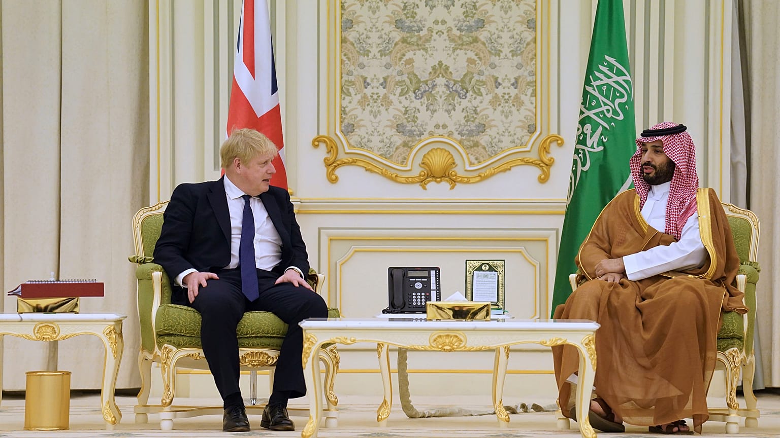 بوريس جونسون، رئيس الوزراء البريطاني وولي عهد المملكة العربية السعودية محمد بن سلمان في الديوان الملكي في الرياض، المملكة العربية السعودية.