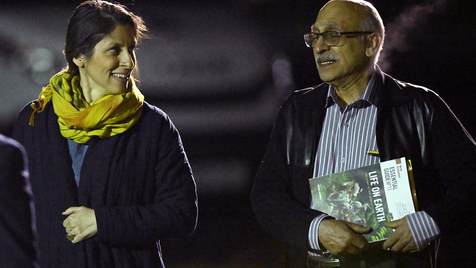 Nazanin Zaghari-Ratcliffe et Anoosheh Ashoori sur le tarmac de l'aéroport de la Royal Air Force Brize Norton, Royaume-Uni, le 17 mars 2022