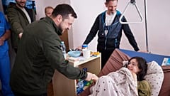 Владимир Зеленский посещает раненую девушку из Ворзеля в киевской больнице, 17 марта 2022 г.