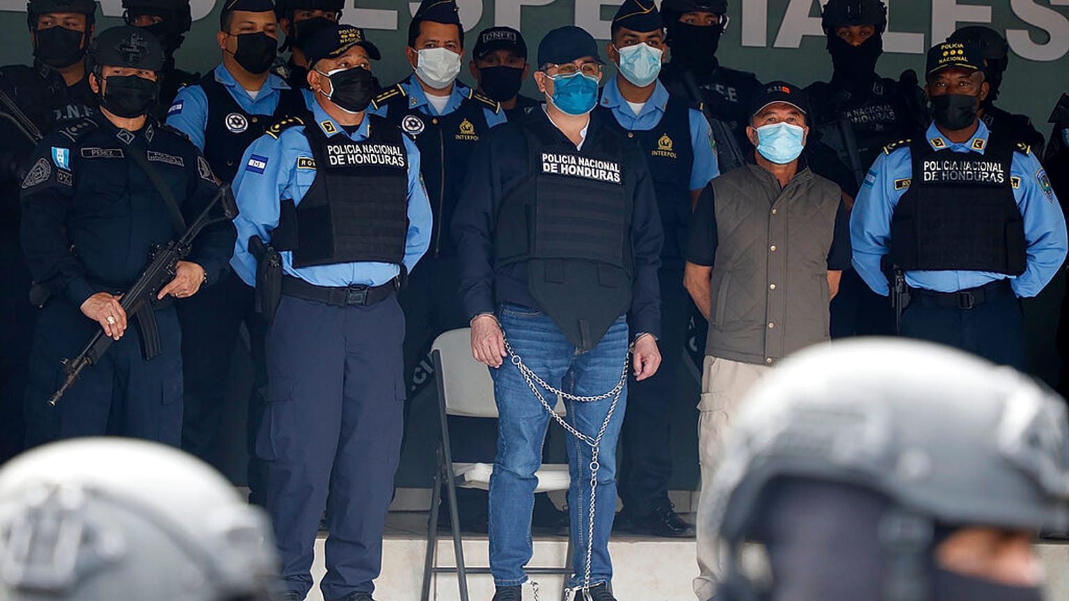 Eski Honduras Devlet Başkanı Hernandez'in elleri ve ayakları zincirlendi