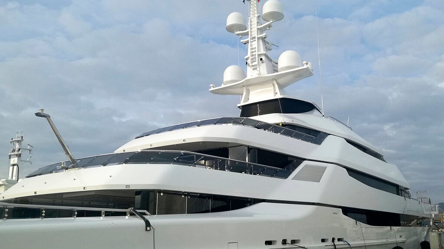 Le superyacht d'un oligarque immobilisé dans le port de Barcelone 