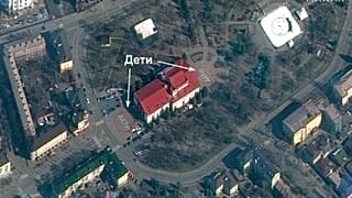 A Maxar Technologies műholdképe a mariupoli színházról, melyen jól látszik a gyerekek felirat