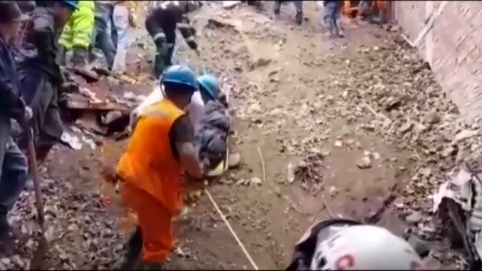 Imagen de los equipos de rescate en Perú