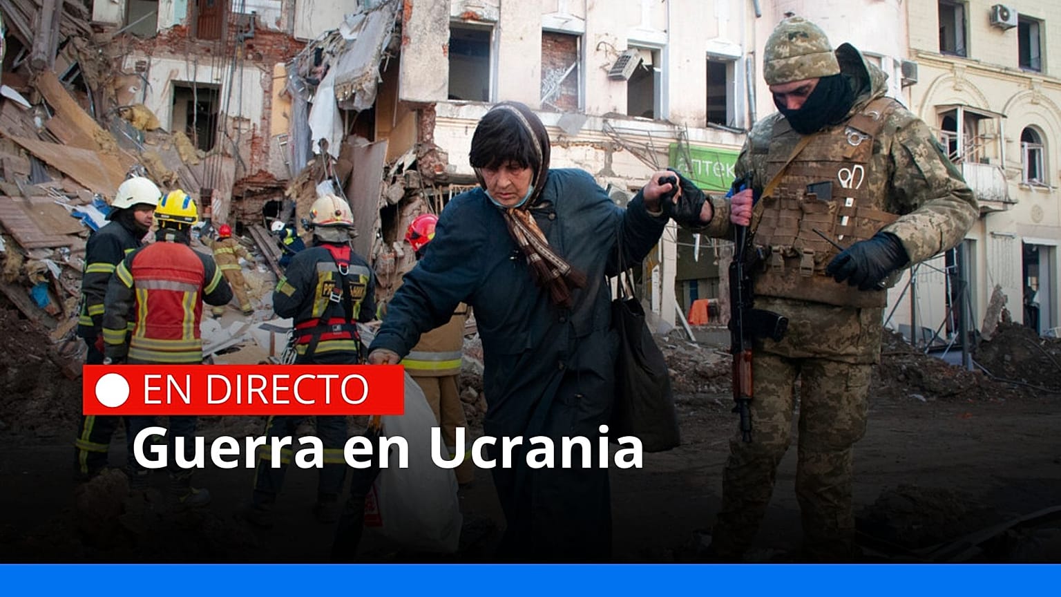 Un voluntario de las Fuerzas de Defensa Territorial de Ucrania ayuda a una mujer a cruzar la calle en Járkov