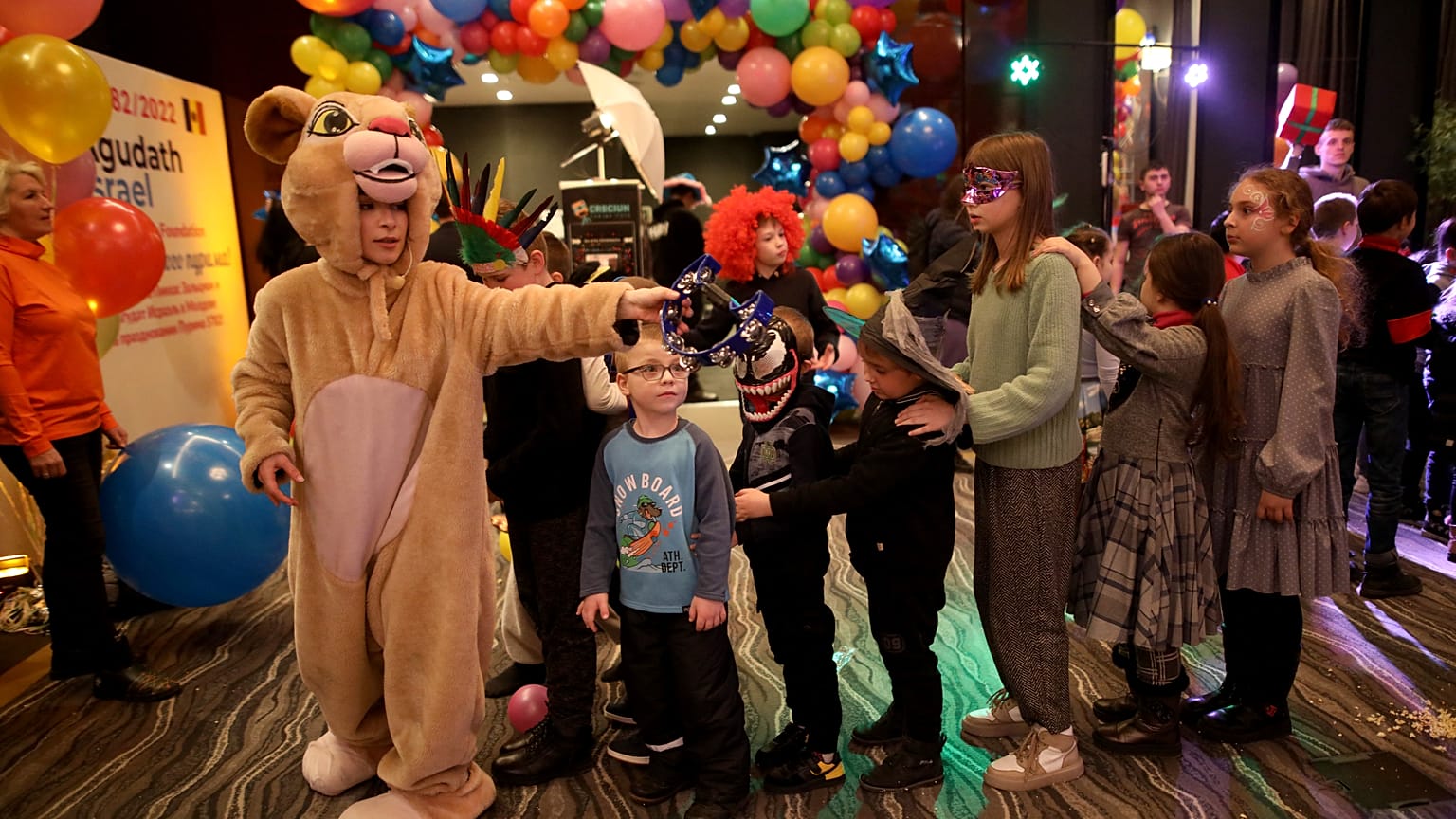 Jüdische Flüchtlinge aus der Ukraine feiern das Purim-Fest in der Synagoge von Cisinau in der Republik Moldau