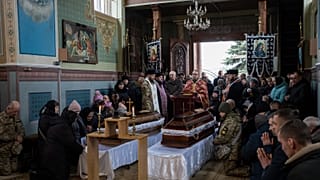 A la frontière polonaise, le dernier adieu aux soldats ukrainiens Roman et Mykola