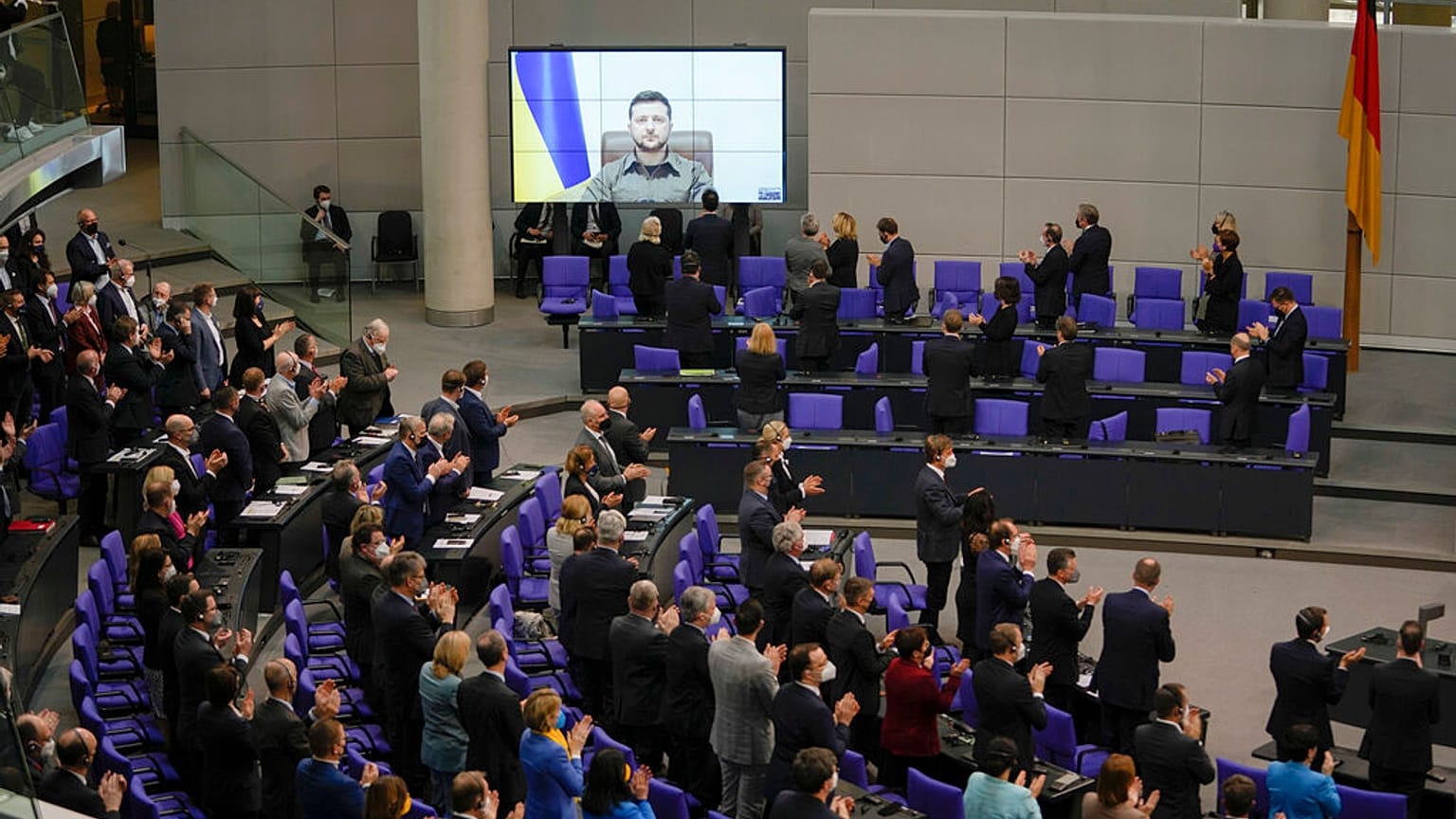 Volodymyr Zelensky s'exprime par visioconférence face au députés allemands, le 17 mars 2022, Berlin, Allemagne