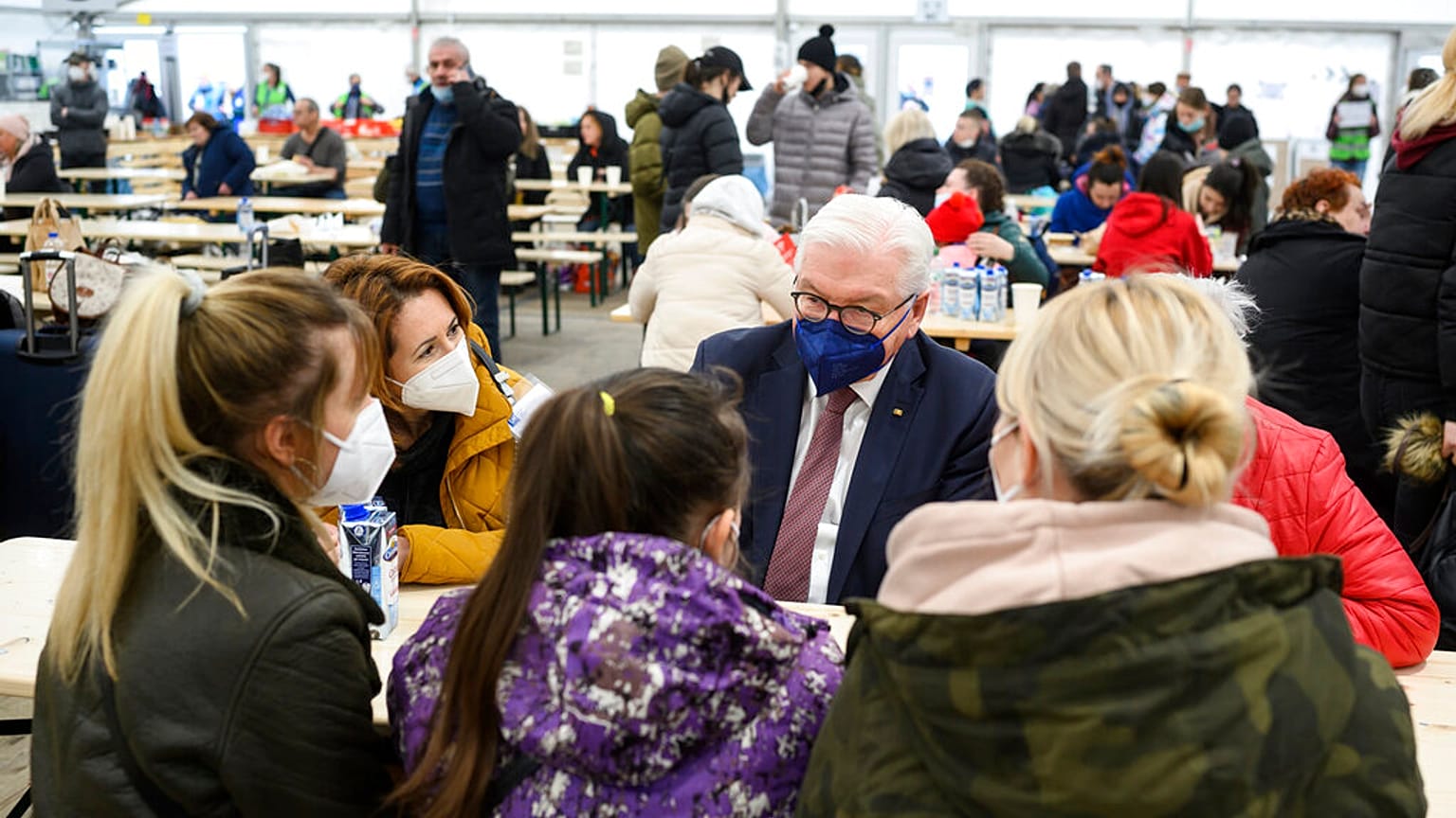 Steinmeier im Gespräch mit Geflüchteten im Versorgungszelt am Hauptbahnhof