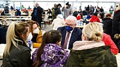 Steinmeier im Gespräch mit Geflüchteten im Versorgungszelt am Hauptbahnhof