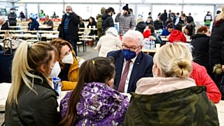 Steinmeier im Gespräch mit Geflüchteten im Versorgungszelt am Hauptbahnhof