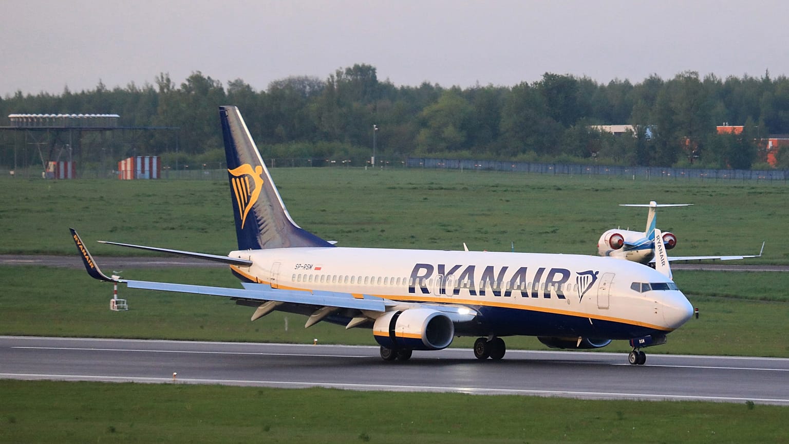 طائرة بوينغ 737-8AS تابعة لشركة ريان إير.