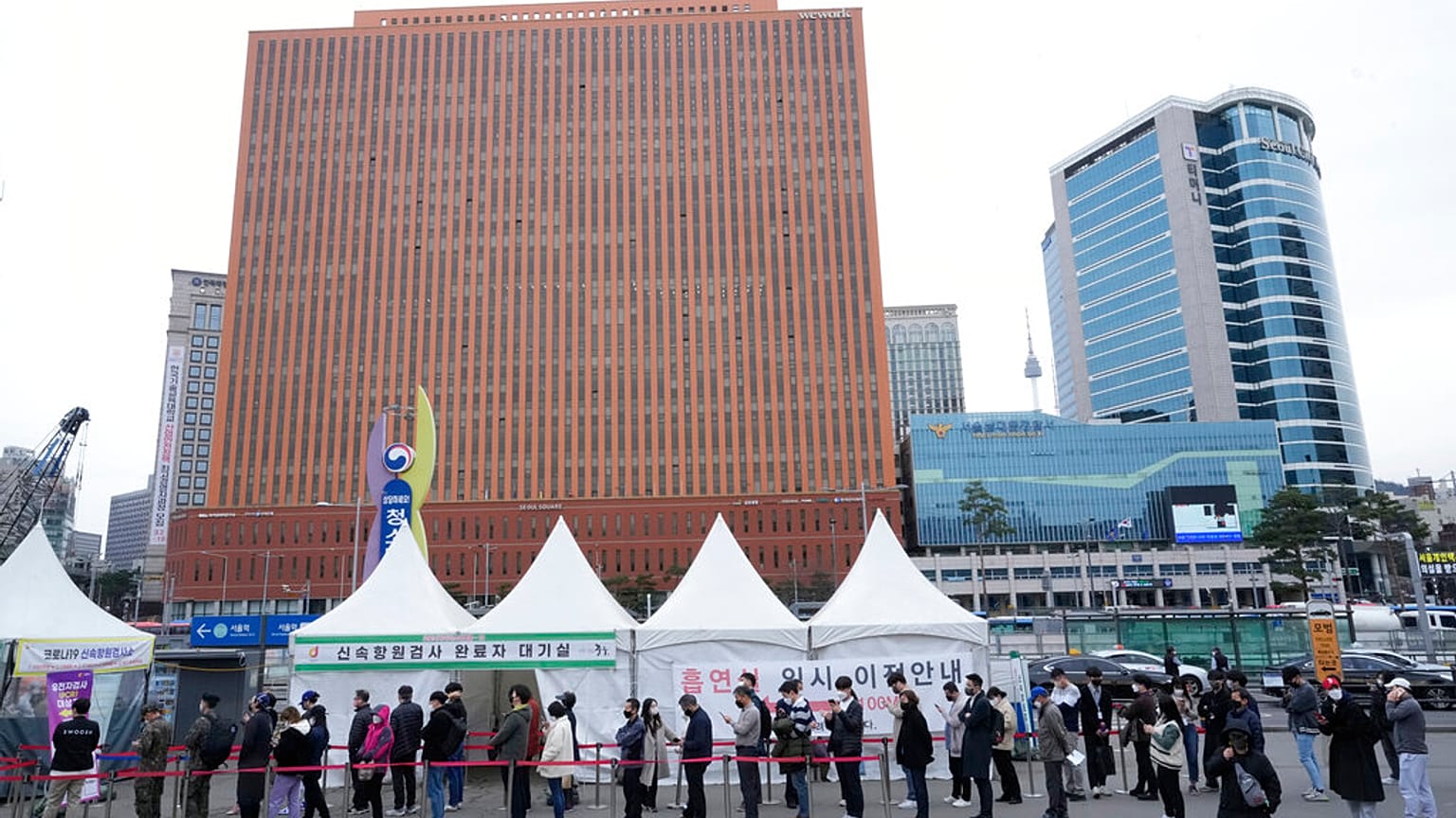 Schlange vor Teststation in Seoul