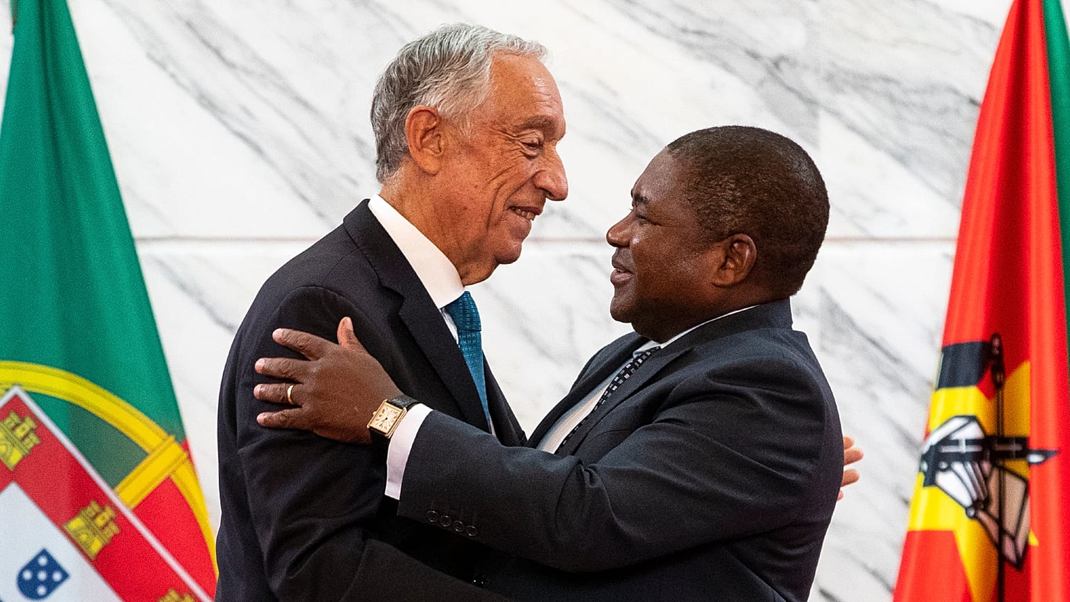 Marcelo Rebelo de Sousa e Filipe Nyusi cumprimentam-se em Maputo