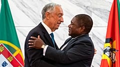 Marcelo Rebelo de Sousa e Filipe Nyusi cumprimentam-se em Maputo