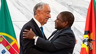 Marcelo Rebelo de Sousa e Filipe Nyusi cumprimentam-se em Maputo