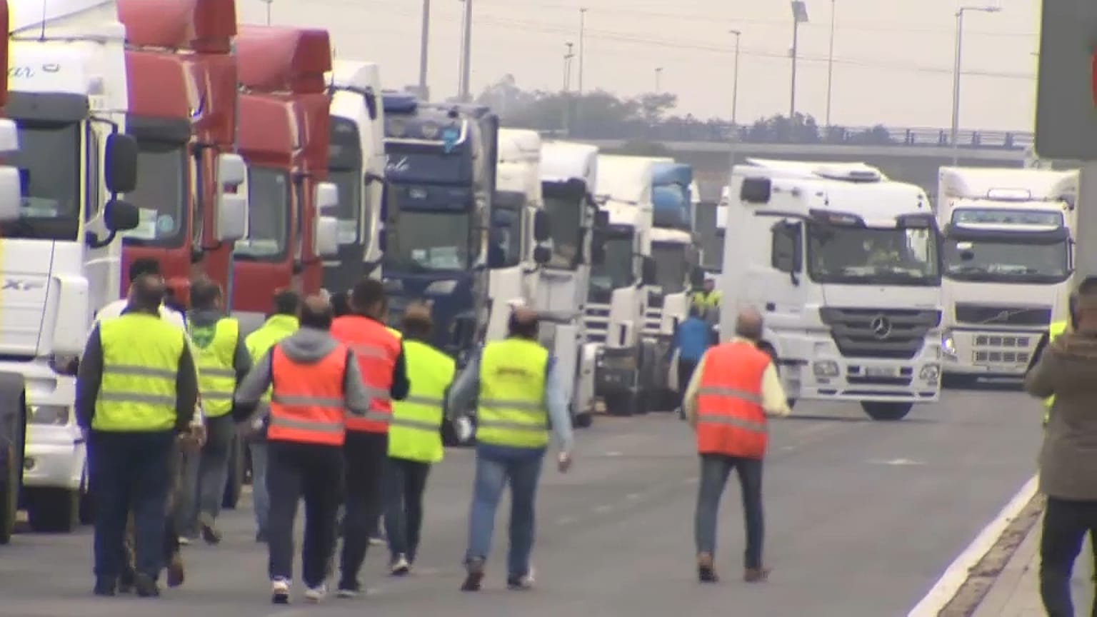 Un grupo de camioneros protestando en la provincia de Sevilla (España)