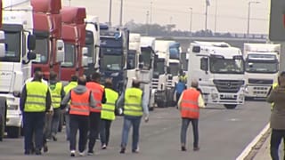 Un grupo de camioneros protestando en la provincia de Sevilla (España)