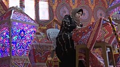 أم فلسطينية تدعم عائلتها من خلال صنع وبيع الفوانيس في مدينة خان يونس بقطاع غزة قبل شهر رمضان