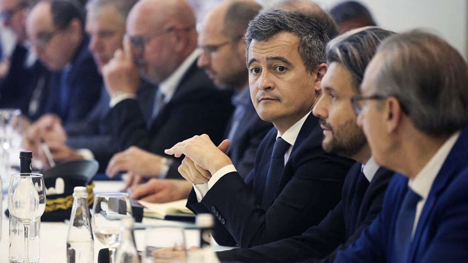 Le  ministre de l'Intérieur Gérald Darmanin lors d'une réunion avec les syndicats, le 16 mars 2022 à Ajaccio.