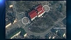 Teatro arrasado por la maquinaria de Putin en Mariúpol que muestra la palabra "niños" en cirílico