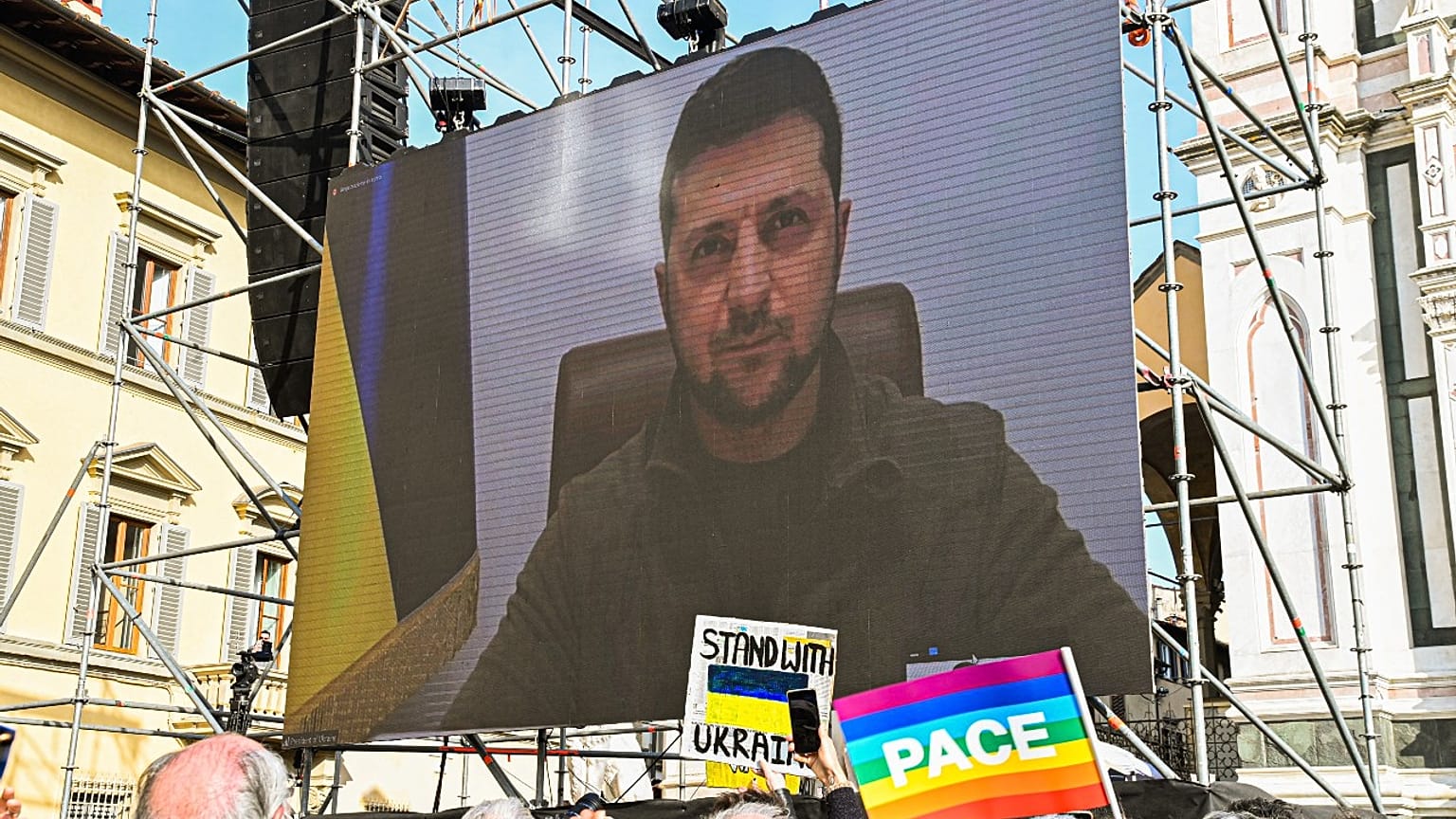Wolodymyr Selenskyj spricht von einer Riesenleinwand zu den Menschen bei einer Friedenskundgebung für die Ukraine am 12. März 2022 in Florenz 