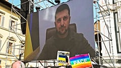 Wolodymyr Selenskyj spricht von einer Riesenleinwand zu den Menschen bei einer Friedenskundgebung für die Ukraine am 12. März 2022 in Florenz 
