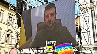 Wolodymyr Selenskyj spricht von einer Riesenleinwand zu den Menschen bei einer Friedenskundgebung für die Ukraine am 12. März 2022 in Florenz