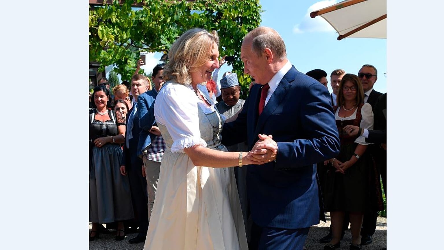 Ministerin Kneissl tanzt auf ihrer Hochzeit mit Wladimir Putin 