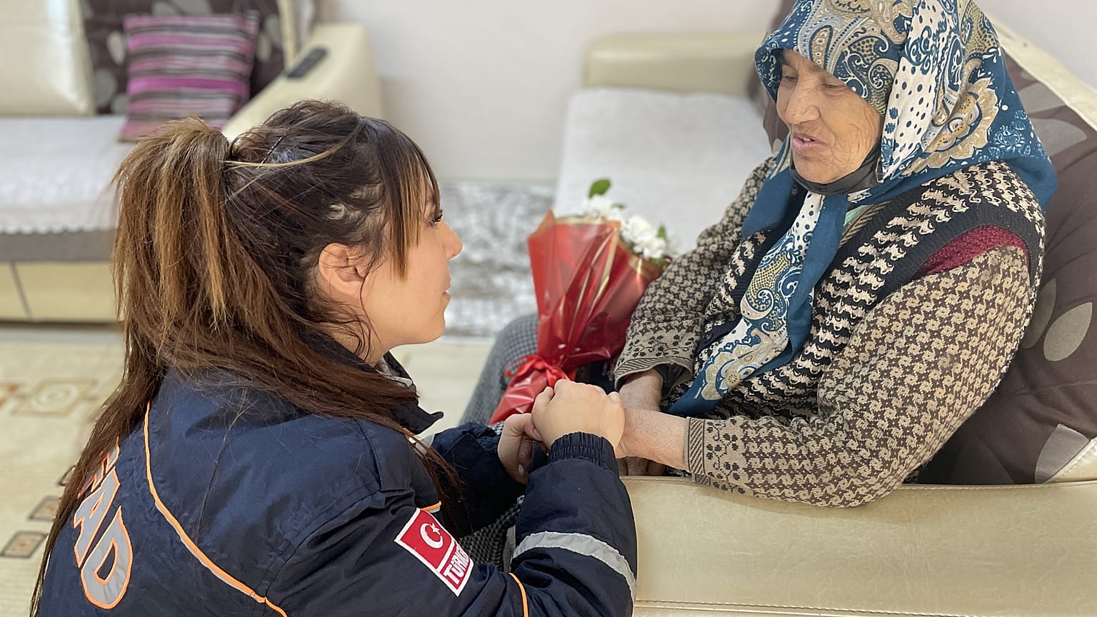 Donmak üzereyken bulunan kadın AFAD görevlisine teşekkür etti 